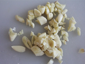 6、#夏天的味道# 如何做东北人餐桌上的明星凉菜——东北大拌菜 ,蒜切片。