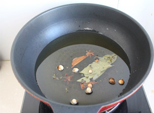 7、#夏天的味道# 如何做东北人餐桌上的明星凉菜——东北大拌菜 ,锅中倒入油，油温3成热的时候加热泡水的香料。