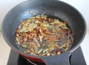 9、#夏天的味道# 如何做东北人餐桌上的明星凉菜——东北大拌菜 ,小火慢慢炸，炸至葱焦干，捞出所有材料，剩下的油即是料油，剩下的料油大火烧一会，散发一下油中的水汽即可。