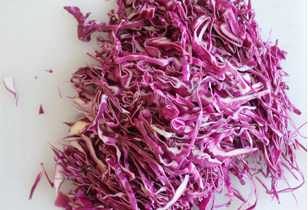 10、#夏天的味道# 如何做东北人餐桌上的明星凉菜——东北大拌菜 ,紫甘蓝切丝。