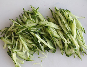 11、#夏天的味道# 如何做东北人餐桌上的明星凉菜——东北大拌菜 ,黄瓜切丝，不需要特别细。