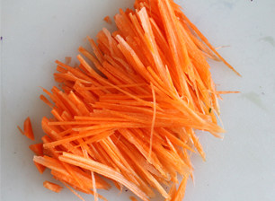 12、#夏天的味道# 如何做东北人餐桌上的明星凉菜——东北大拌菜 ,胡萝卜切丝，最好细一点，要不口感不好。