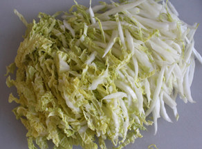 13、#夏天的味道# 如何做东北人餐桌上的明星凉菜——东北大拌菜 ,娃娃菜切丝。