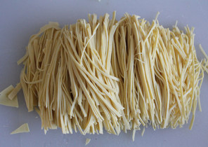 14、#夏天的味道# 如何做东北人餐桌上的明星凉菜——东北大拌菜 ,豆皮切丝。