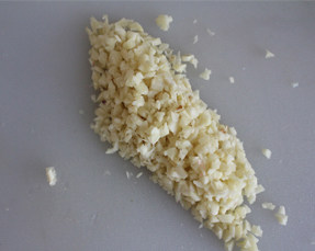 15、#夏天的味道# 如何做东北人餐桌上的明星凉菜——东北大拌菜 ,蒜切末。