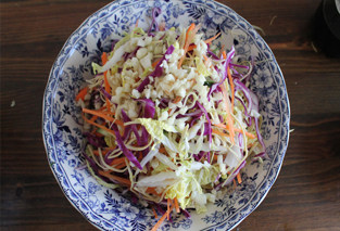 18、#夏天的味道# 如何做东北人餐桌上的明星凉菜——东北大拌菜 ,把所有的菜加上蒜末混合，把炒熟的肉丝放在顶部，做成尖尖的山形。