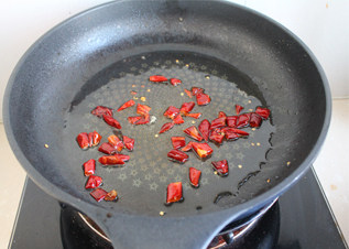 19、#夏天的味道# 如何做东北人餐桌上的明星凉菜——东北大拌菜 ,锅内倒少许料油，放入干辣椒炸出香味，把炸好的辣椒油放入所有调味料的碗中。