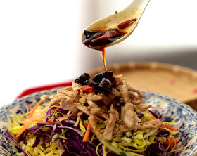 20、#夏天的味道# 如何做东北人餐桌上的明星凉菜——东北大拌菜 ,吃得时候在拌菜里浇入调料即可。