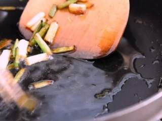 2、无比鲜美的葱油蚕豆,又香又嫩软绵绵,起锅，倒入色拉油，爆香葱白，煸炒出香气后，将葱白盛出
