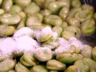 4、无比鲜美的葱油蚕豆,又香又嫩软绵绵,加入盐、糖，翻炒均匀