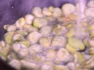 5、无比鲜美的葱油蚕豆,又香又嫩软绵绵,倒入清水，关盖焖2分钟
