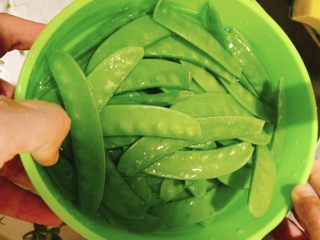 1、扁豆炒腊肠,扁豆洗干净沥干水