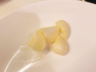 2、扁豆炒腊肠,蒜切块