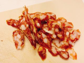 3、扁豆炒腊肠,腊肠切片