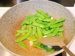 5、扁豆炒腊肠,放入扁豆翻炒均匀