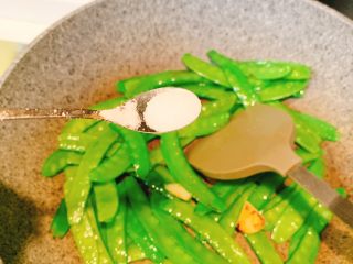 6、扁豆炒腊肠,加入半勺盐翻炒均匀