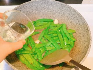 7、扁豆炒腊肠,加入半杯水翻炒到收汁