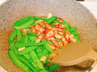 8、扁豆炒腊肠,加入腊肠翻炒均匀