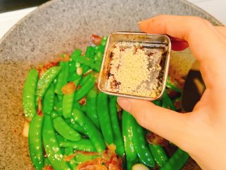 9、扁豆炒腊肠,最后加入适量鸡精就可以出锅了