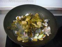 11、酸菜鱼,放入酸菜继续炒一两分钟。