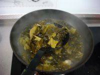 8、酸菜鱼,酸菜焯水，捞出备用。