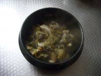 13、酸菜鱼,捞出鱼头和酸菜等等，捞出来铺在盆底。