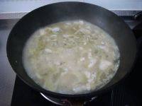 14、酸菜鱼,大火烧开鱼汤，鱼片一点点放入。