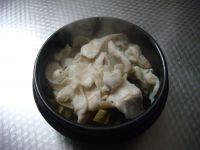 15、酸菜鱼,鱼片7、8成熟捞出放在盆上面。