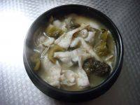 16、酸菜鱼,倒入鱼汤。