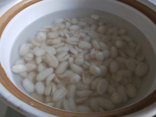 3、醋泡花生米,放入锅中。