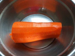 5、醋泡花生米,胡萝卜去皮洗干净切成块。