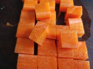 6、醋泡花生米,我切成见方小块，黄瓜切成见方块。