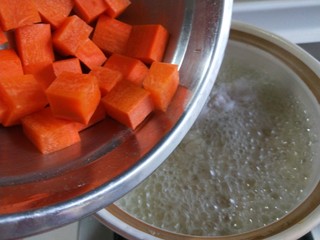 7、醋泡花生米,胡萝卜焯一下水捞出来。