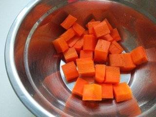 8、醋泡花生米,焯水的胡萝卜冷水过凉。