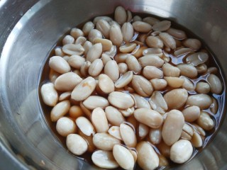 9、醋泡花生米,煮熟的花生倒入米醋