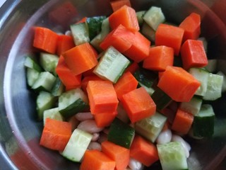 12、醋泡花生米,放入胡萝卜黄瓜