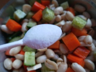 13、醋泡花生米,加入一勺盐。