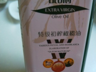 14、醋泡花生米,加入橄榄油。