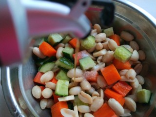 15、醋泡花生米,加入适量香油。