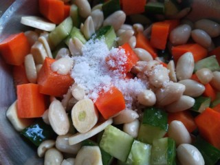 16、醋泡花生米,加入一勺白糖搅拌均匀即可。