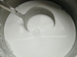 4、自制肠粉,静置15分钟，继续搅拌均匀。