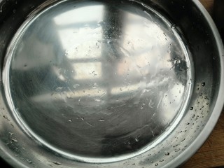 6、自制肠粉,准备平盘两个。