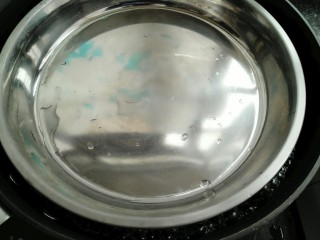 8、自制肠粉,水开后放入蒸架，把盘子放入蒸锅中蒸五秒中。