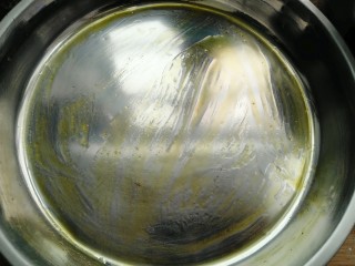 9、自制肠粉,取出换另一个盘子。蒸好的盘子刷油。