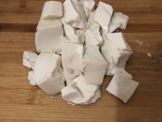 3、白菜豆腐汤,豆腐过一下清水，切小块