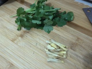 6、白菜豆腐汤,姜、香菜切好