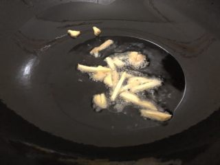 7、白菜豆腐汤,锅里下油，烧热下姜爆一下捞出