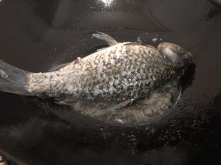 9、白菜豆腐汤,下鱼煎至两面微黄