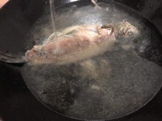 10、白菜豆腐汤,加入适量的水盖盖煮十分钟左右（锅不行，请原谅我没煎好～哈哈……）