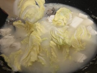 12、白菜豆腐汤,加入白菜煮开一会